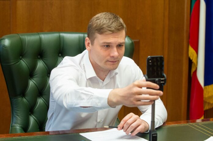 конов