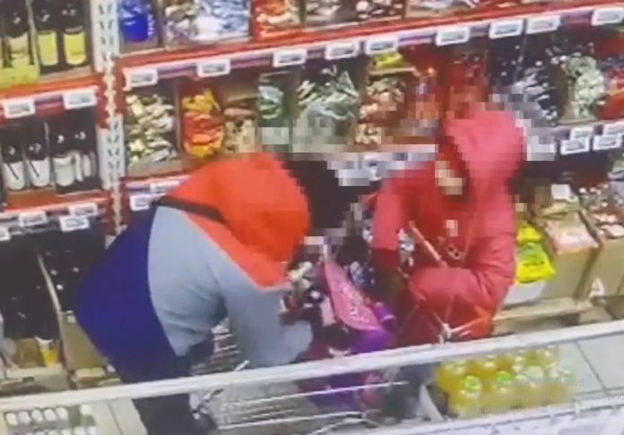 девочка ворует
