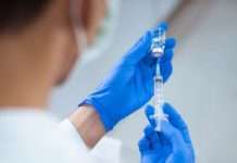 В России испытывают новую вакцину от COVID-19 и гриппа