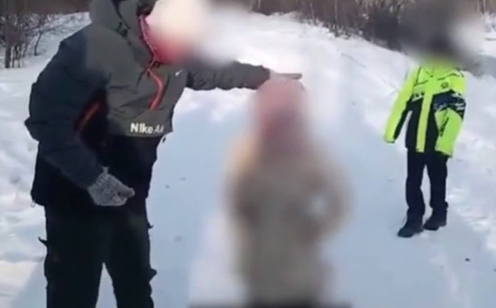 бьют девочку
