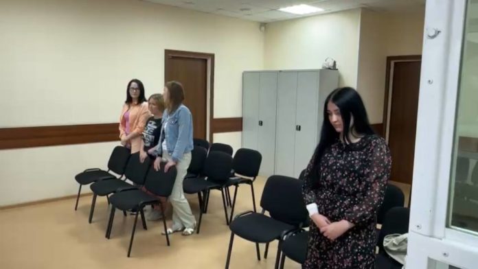 няня