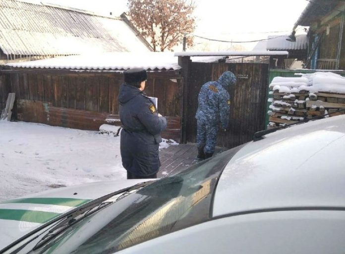 у дома