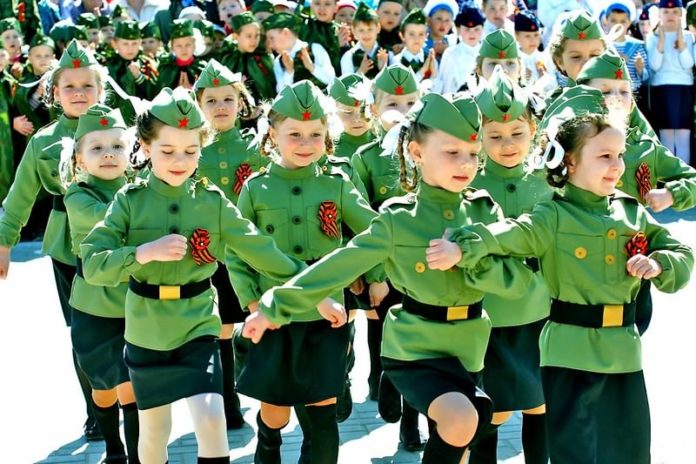парад дедсадовцев